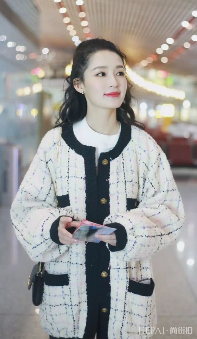 李沁“透视裙”配毛T恤现参加节目,网友直呼仙女下凡!