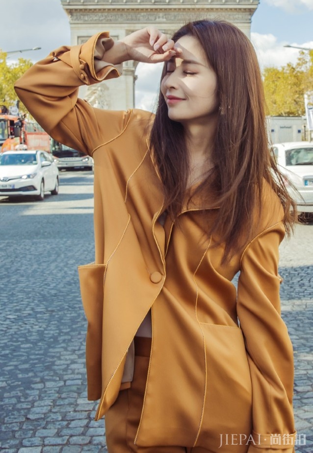 颖儿一身焦糖色休闲套装,显得女人味十足!