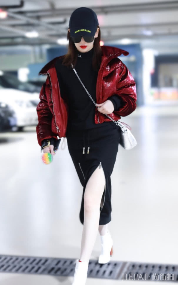 戚薇“倒V裙”搭小白靴,美得让人羡慕!