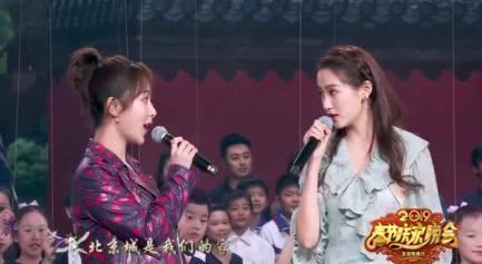 关晓彤北京春晚逆天长腿轻松抢热搜