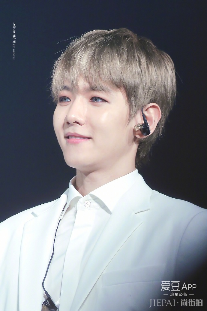 伯贤能完美驾驭任何发色，撩人而不自知！