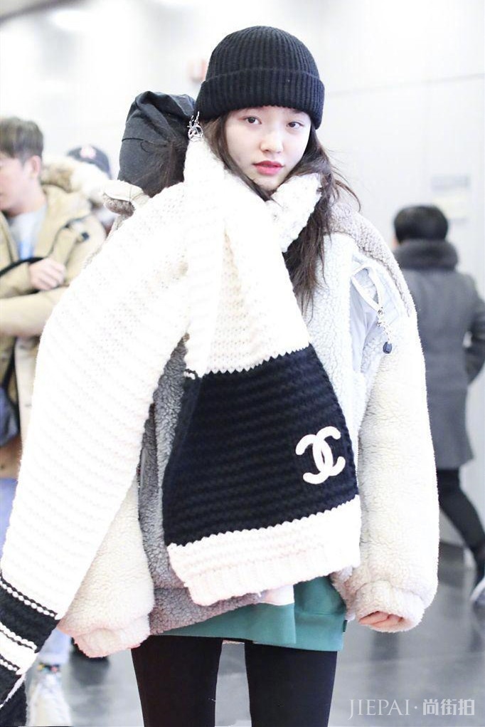 林允穿700多的毛绒外套现身,网友:还没有我的贵