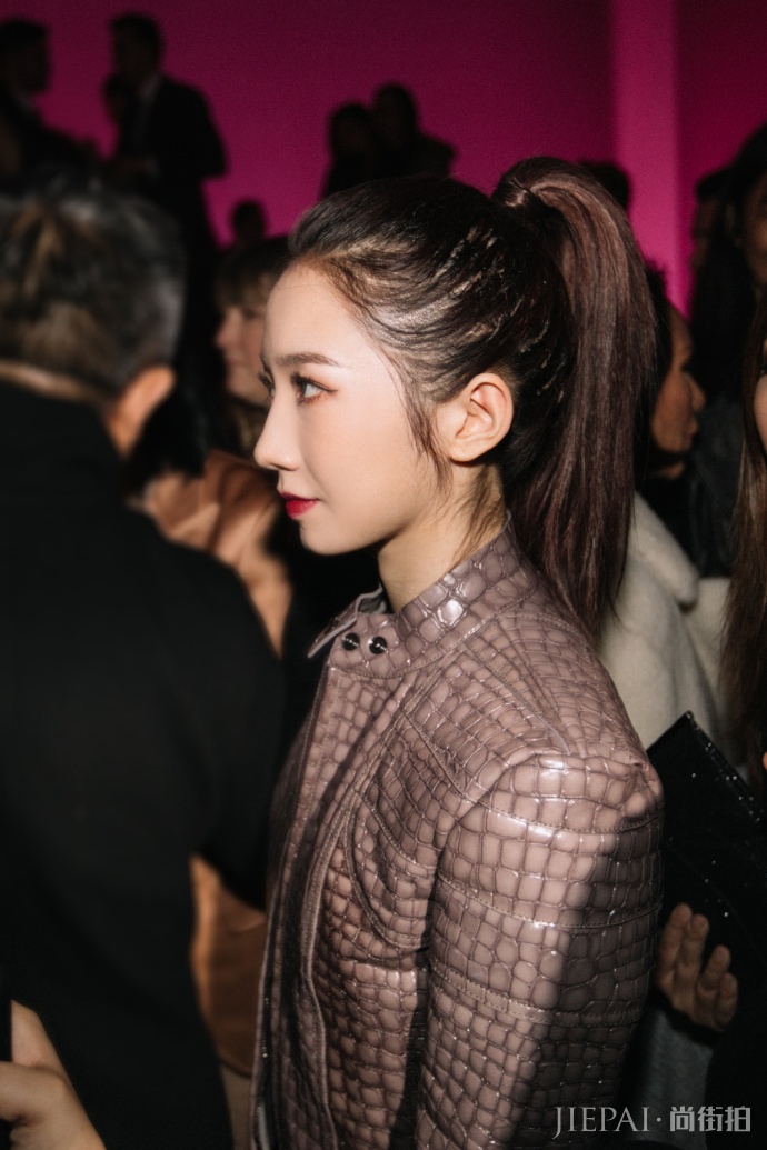 孟美岐亮相纽约时装周秀场 刚柔并济又甜又酷