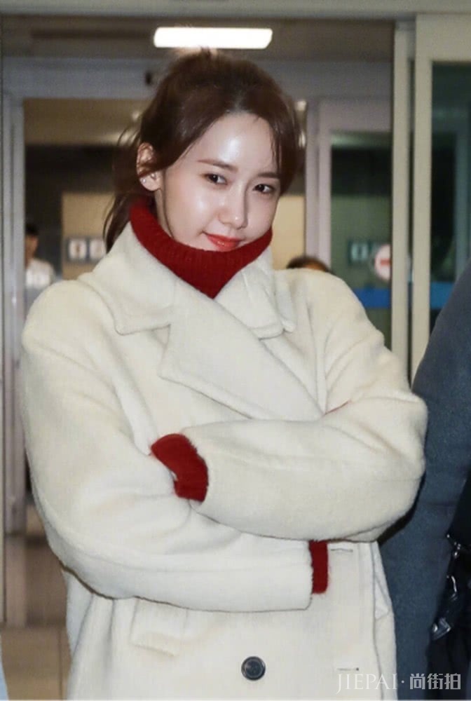 林允儿军绿风衣低调现身，红唇白肤漂亮迷人