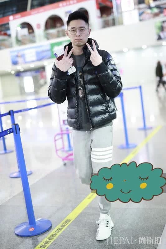 张嘉倪穿面包服配黑裤,遮肉又显瘦!