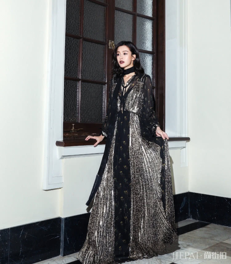 文咏珊“河水裙”上洒满了金粉，都能照出人影来