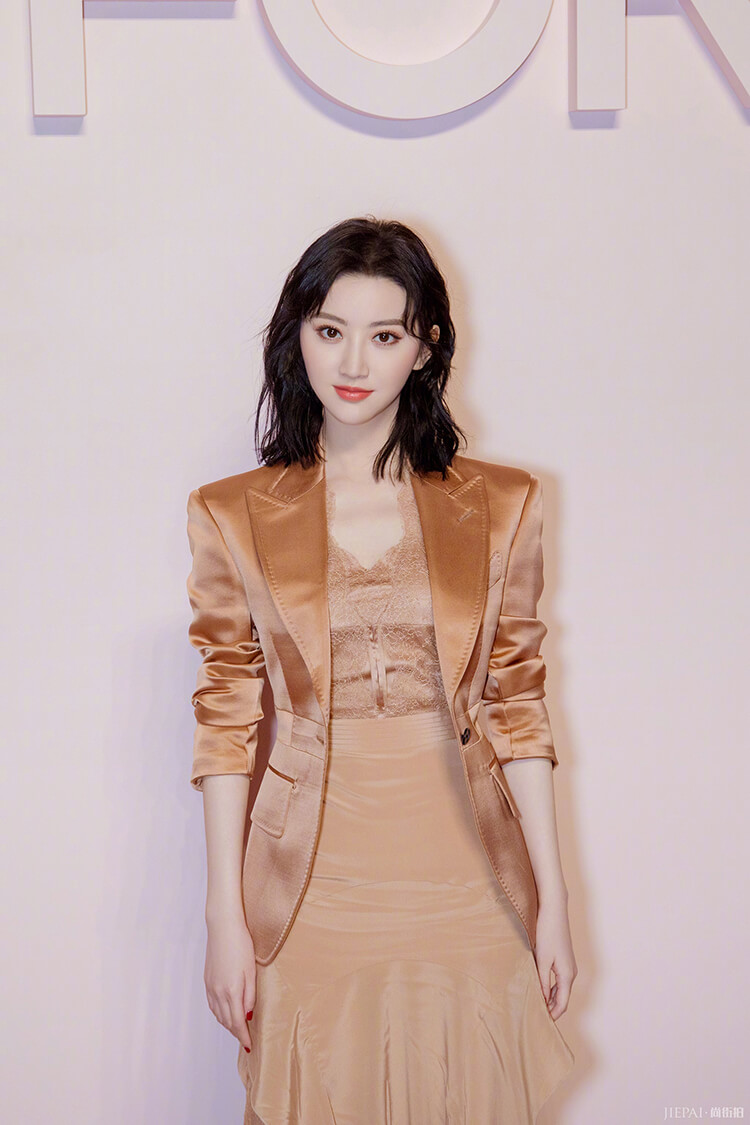 景甜大地色套装帅气又迷人，时装周头排看秀！