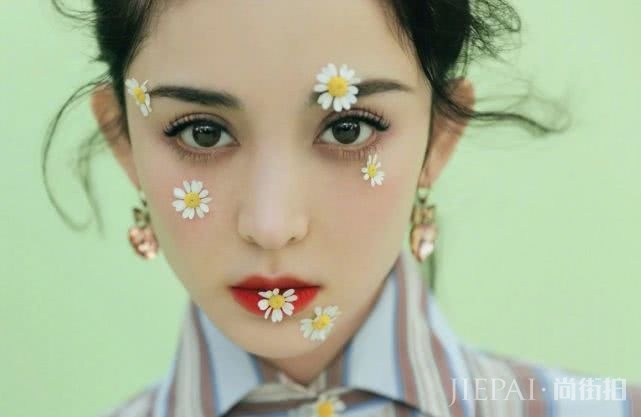 古力娜扎丸子头搭配花朵楚楚动人！