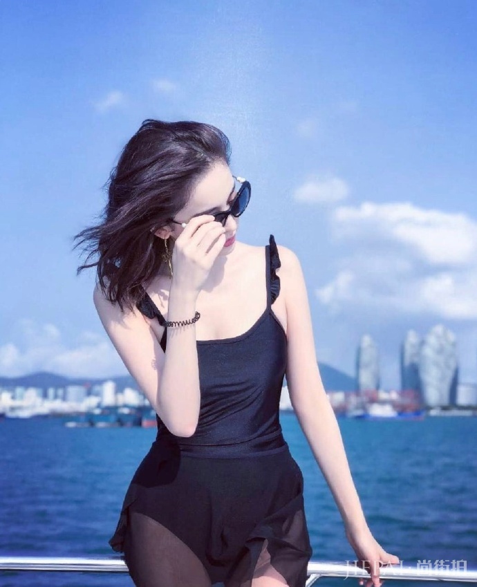 古力娜扎罕见泳装造型 美背造型亮相游艇