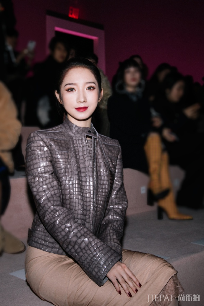 孟美岐亮相纽约时装周秀场 刚柔并济又甜又酷