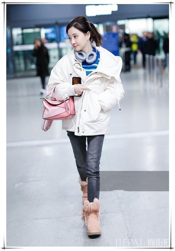 冯提莫终于敢穿长款羽绒服走机场了！