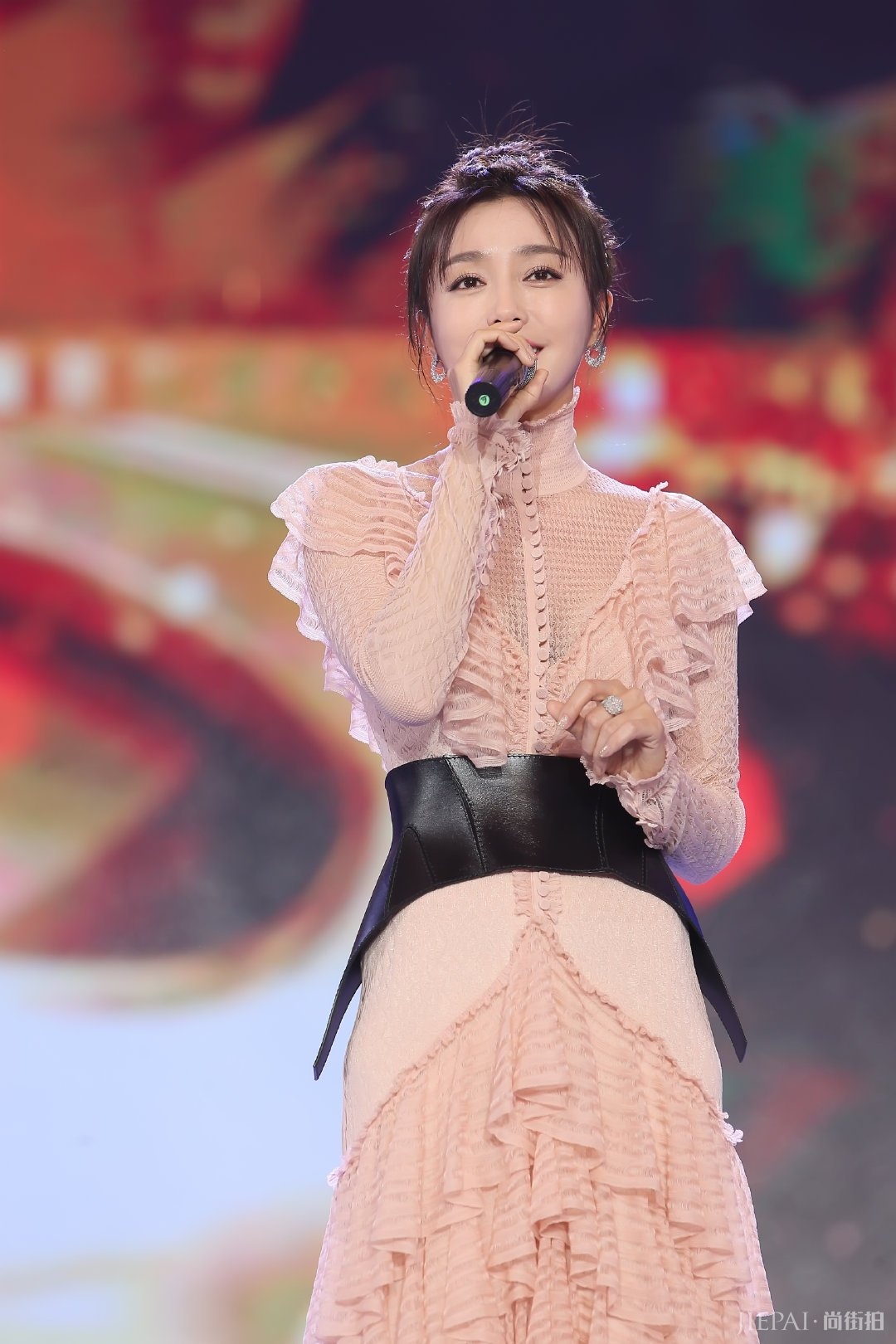 秦岚一条腰带竟要1万多，蕾丝连衣裙的价格更是贵到晕