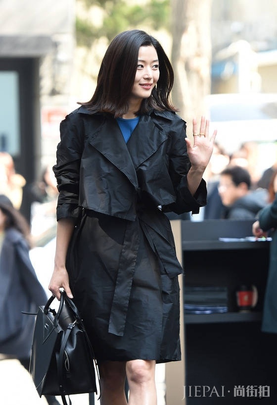 全智贤风衣短裙出席活动气场开挂