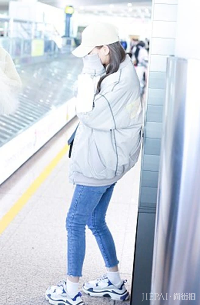 杨超越橙装蓝帽保暖十足,脚踝却“受苦”
