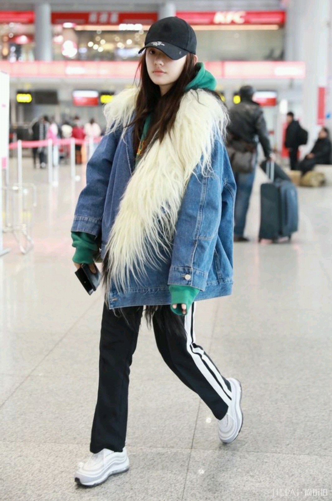 林允穿T恤配挎包和老爹鞋,太美了!