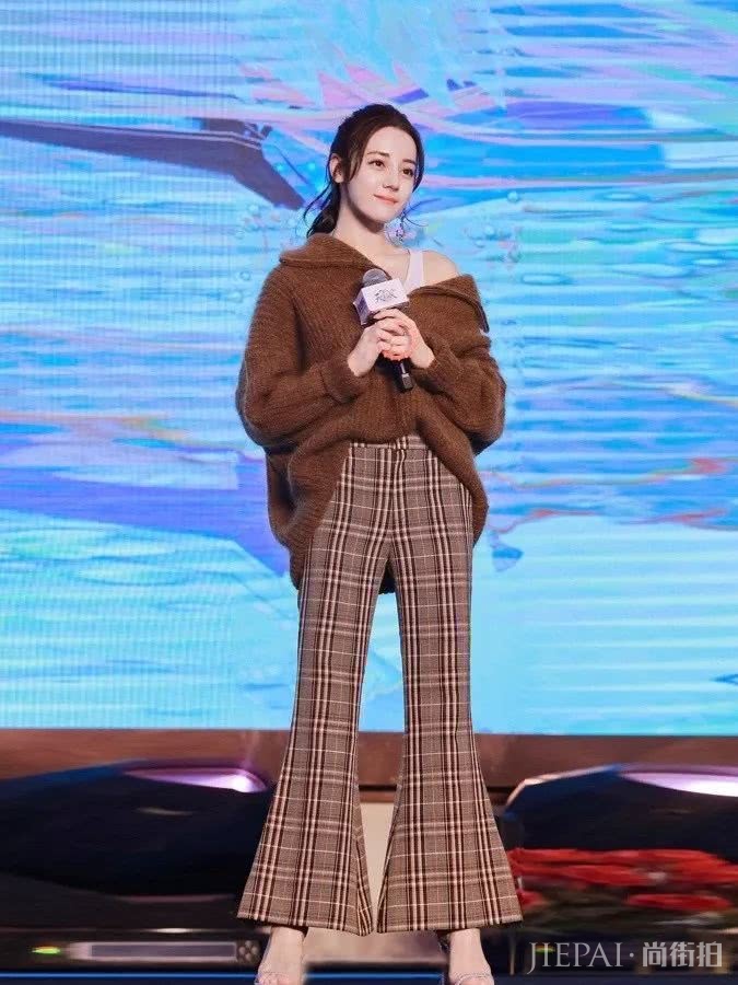 好看到犯规,开春穿大毛衣+阔腿裤