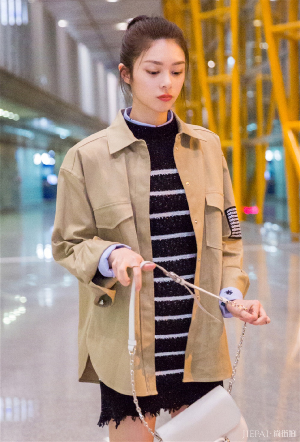 火箭少女傅菁走机场够时髦!