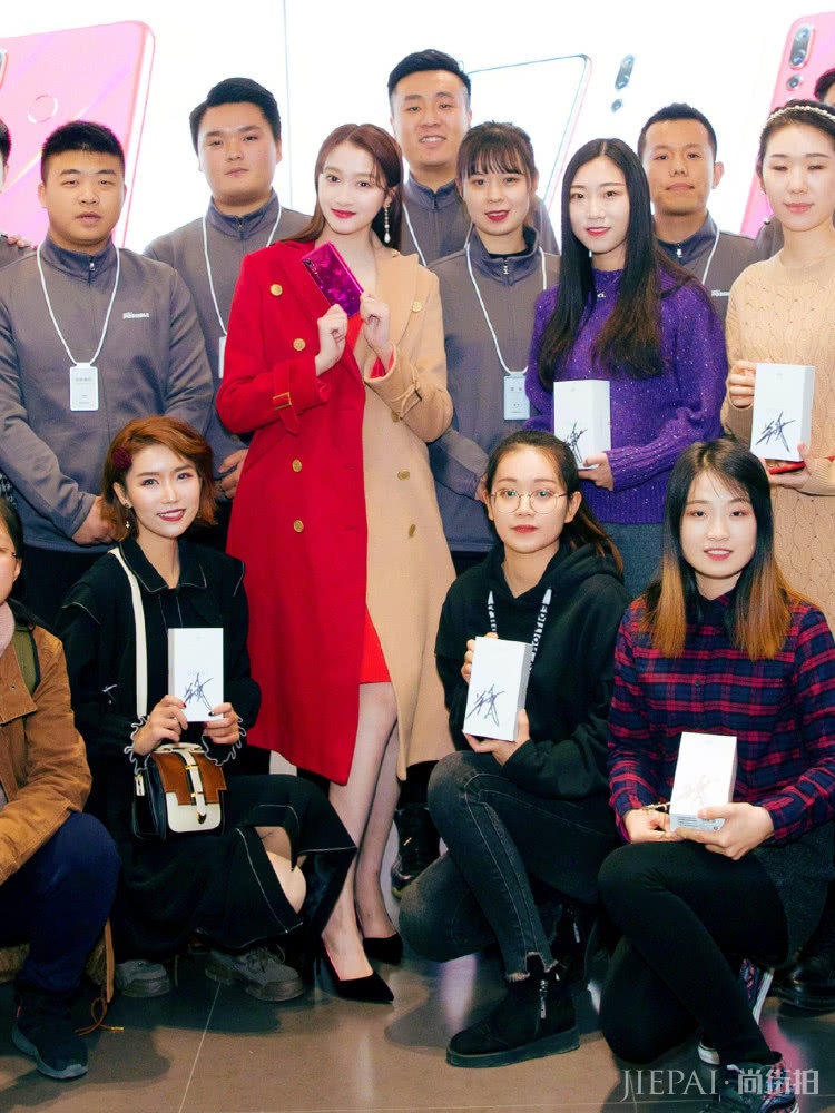 杨幂穿衣风格撞上关晓彤,同穿拼接大衣,你更喜欢谁的搭配呢?