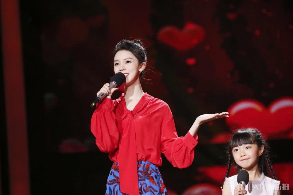 陈瑶一身红衣出席活动,美成全场焦点