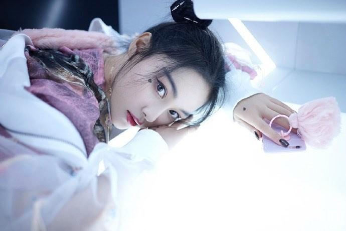 张馨予紫色T恤+百褶裙很少女，这次街拍有点皮！