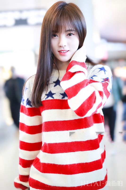 鞠婧炜短绒夹克+球鞋倒不错,柔美娇小