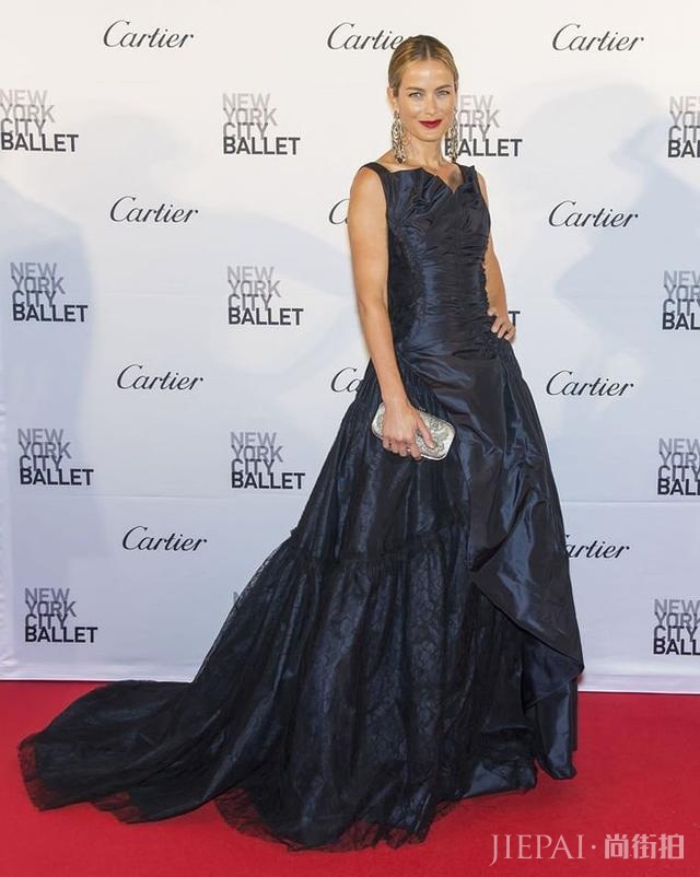 跟超模卡洛琳莫菲学知性有品味穿搭