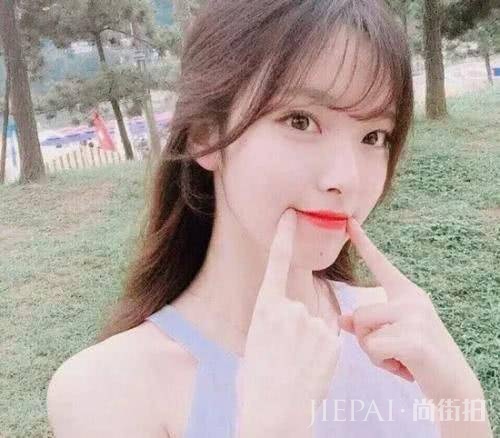 大脸女孩剪什么发型呢？用一款刘海来让你的脸显小吧