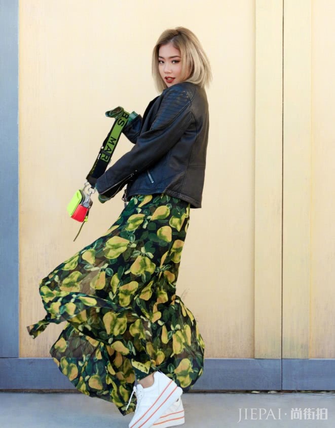 王菊羽绒服配亮绿色背心,轻松玩转混搭时尚!