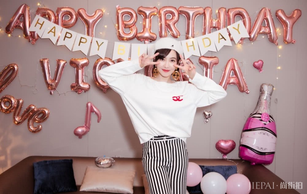 宋茜1万5的针织衫配条纹长裤,舒适清新