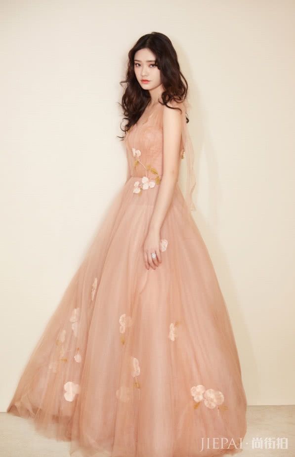 林允值得拥有“三叶草裙”，穿后像天仙！