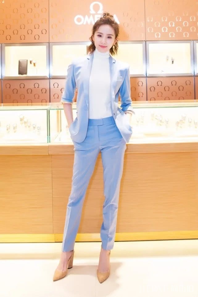 戚薇原来还可以这样少女，蓝色毛衣搭配白裤清新文艺