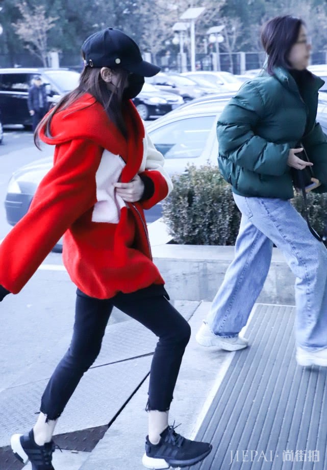 迪丽热巴上衣选得厚实,裤子却露出脚踝!