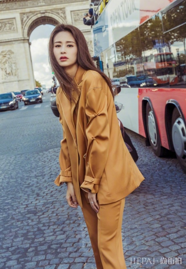 颖儿一身焦糖色休闲套装,显得女人味十足!