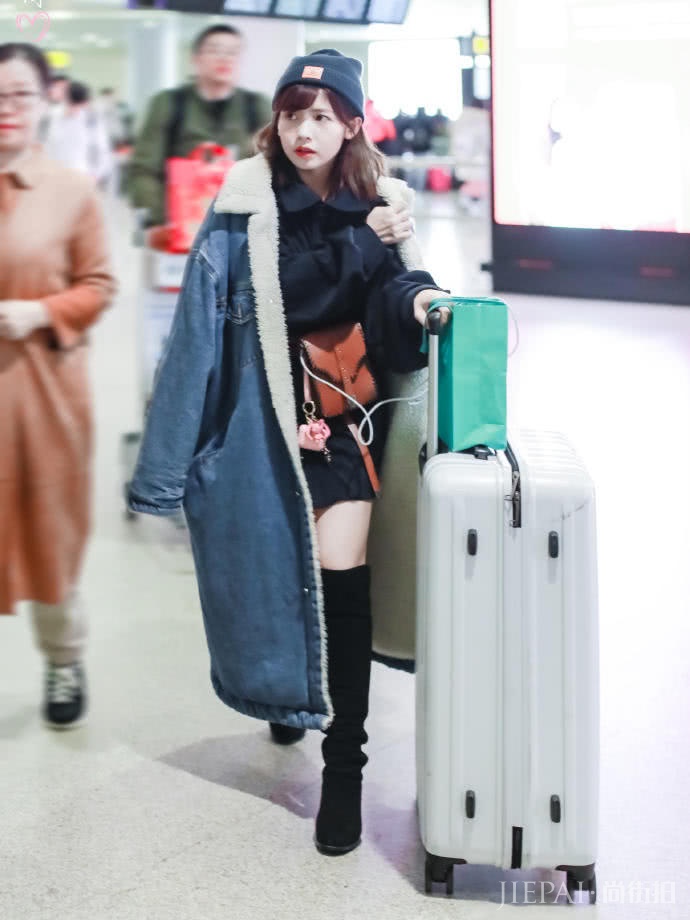 153cm的赖美云羊羔毛大衣披身上，霸气御姐范十足