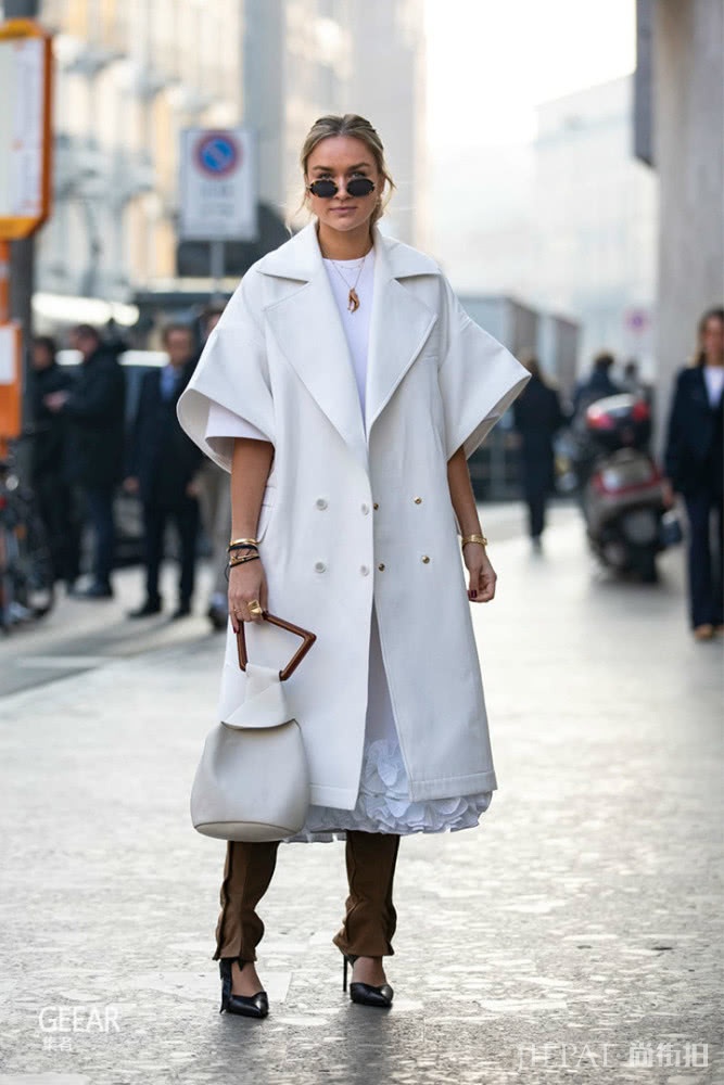 学米兰时装周潮人街拍，让你穿白色系衣服不单调
