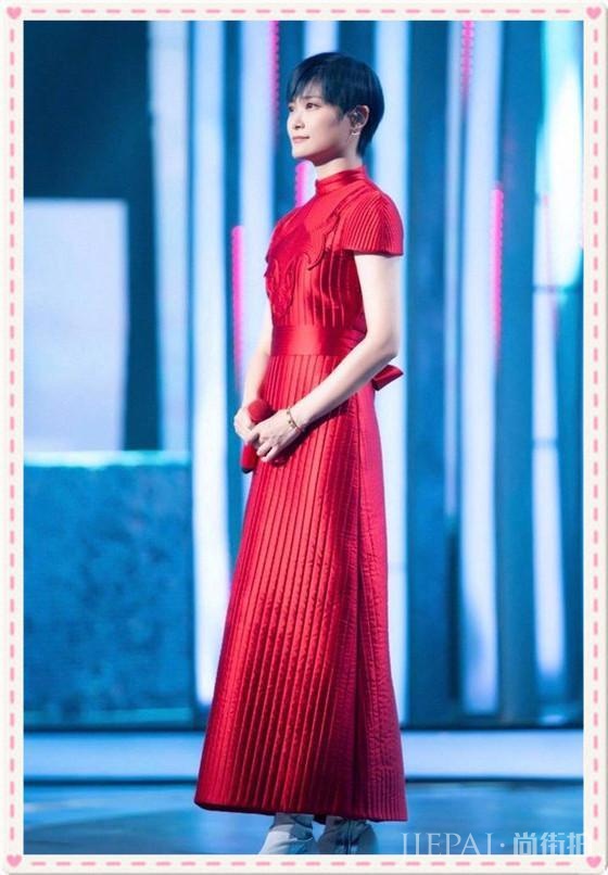 李宇春红裙配白靴妖娆妩媚!
