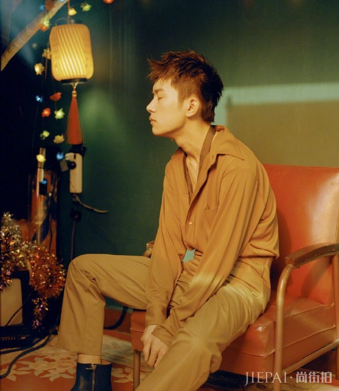 易烊千玺纯素颜写真够拼,居然连痘坑都看得见!