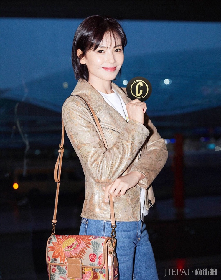 刘涛夹克配牛仔裤解锁新风格，更美了！