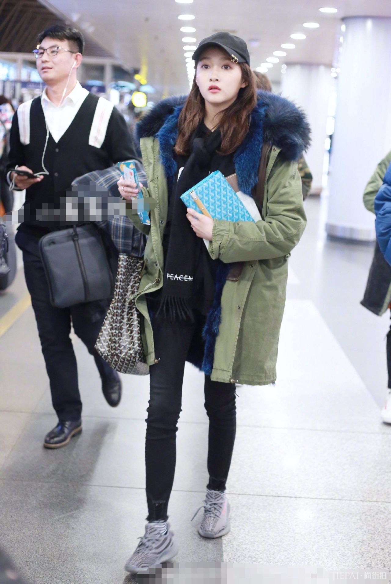 关晓彤真的不冷么？大冬天的穿蕾丝薄纱裙是很甜美