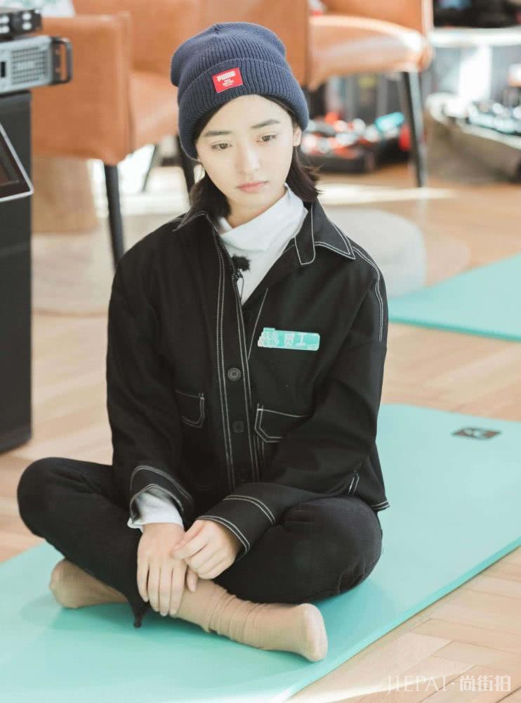 沈月机场街拍 穿绿色皮衣配宽松牛仔裤时尚又前卫