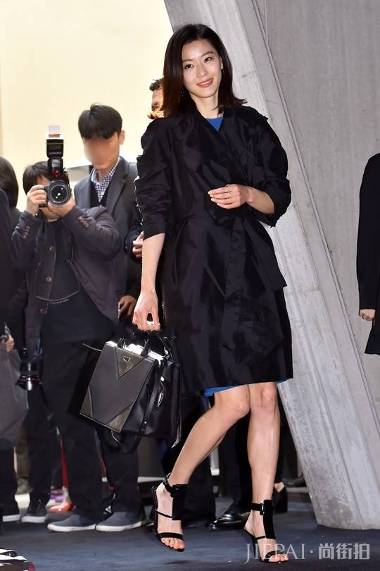 全智贤风衣短裙出席活动气场开挂