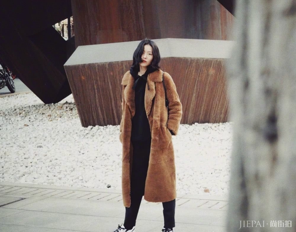 看刘雯穿长款大衣,成熟优雅也可以文艺清新