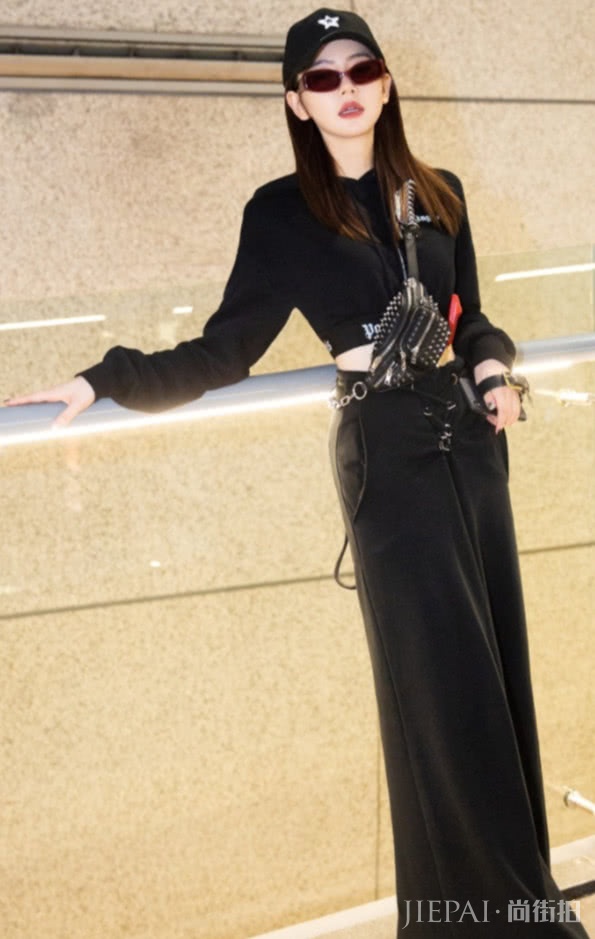 戚薇“倒V裙”搭小白靴,美得让人羡慕!