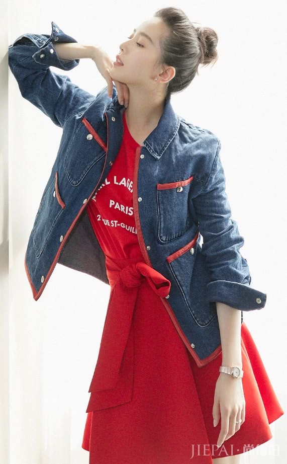 刘诗诗在裙摆加了小惊喜，瞬间变时髦！