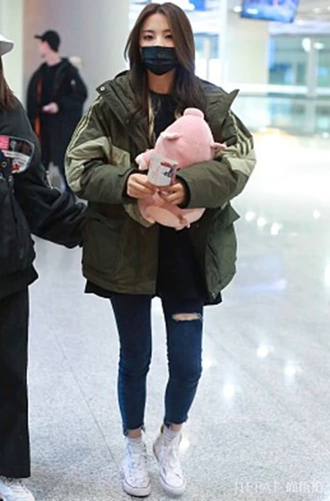 杨超越橙装蓝帽保暖十足,脚踝却“受苦”