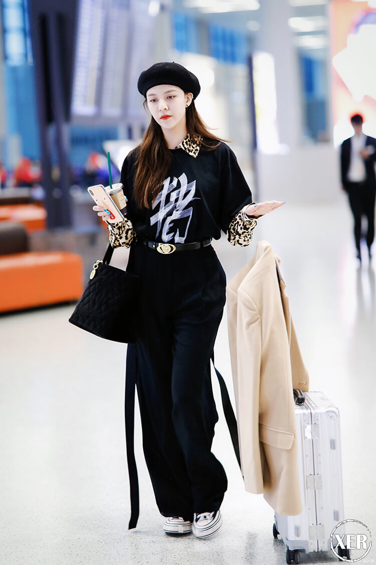 宋妍霏现身机场,高腰裤+短袖套长袖居然意外好看