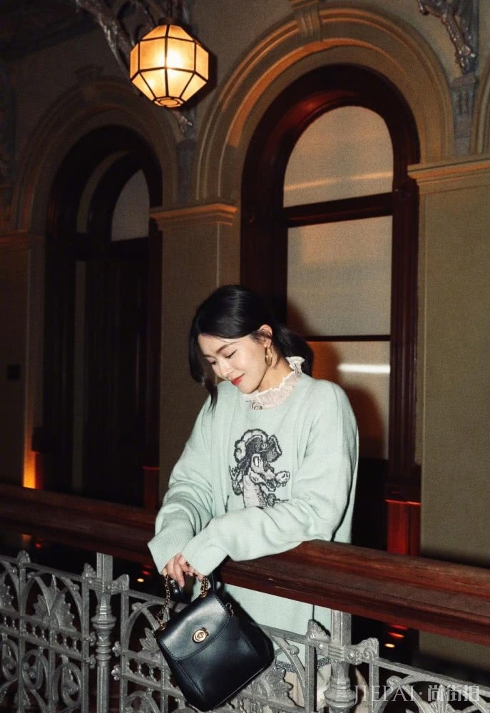 文咏珊绿色毛衣搭配荷叶边连衣裙嫩成少女