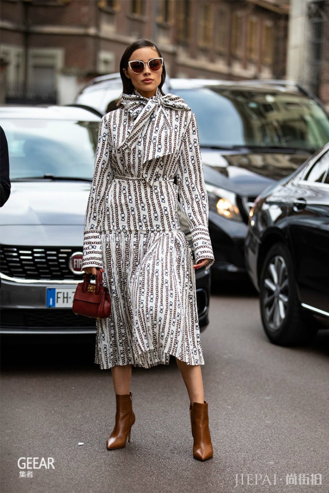 学米兰时装周潮人街拍，让你穿白色系衣服不单调