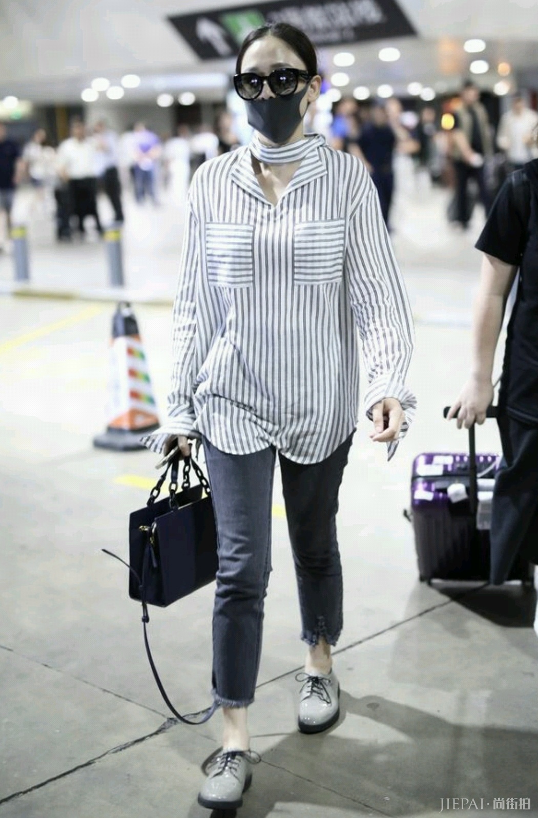 陈乔恩丸子头卫衣配长裙，美得让人移不开眼！