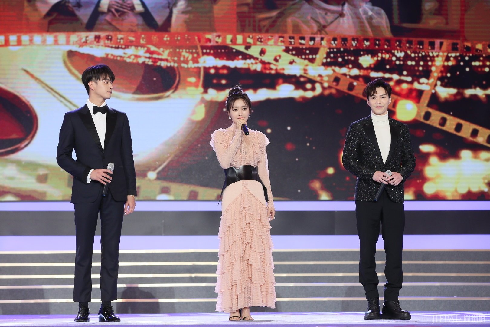 秦岚一条腰带竟要1万多，蕾丝连衣裙的价格更是贵到晕